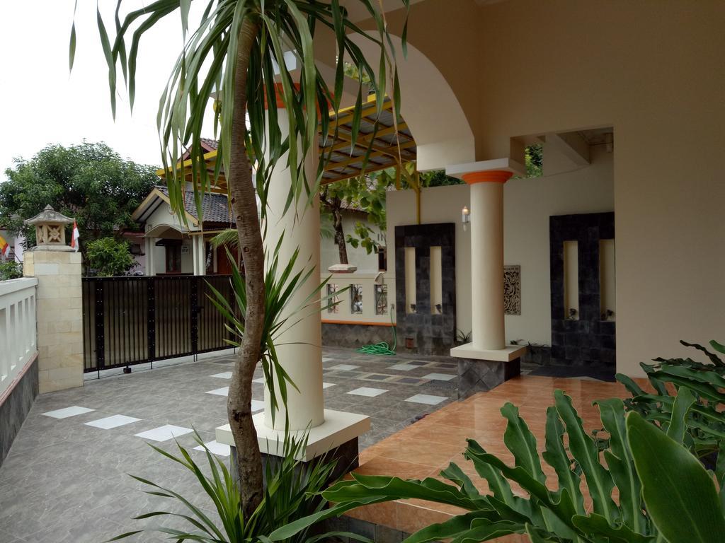 Nariska Suite Homestay Джокьякарта Экстерьер фото